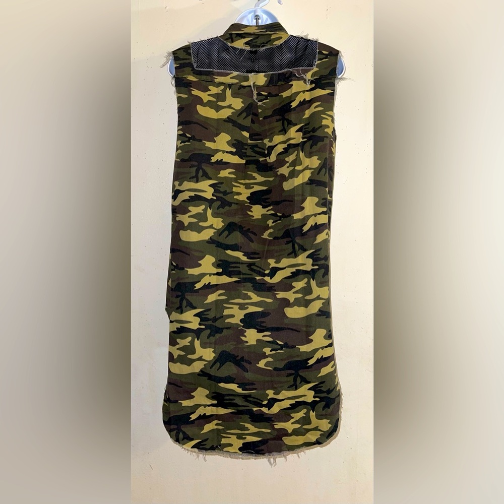 Distressed High Low Camouflaged Shirt - Picture 5 of 6
